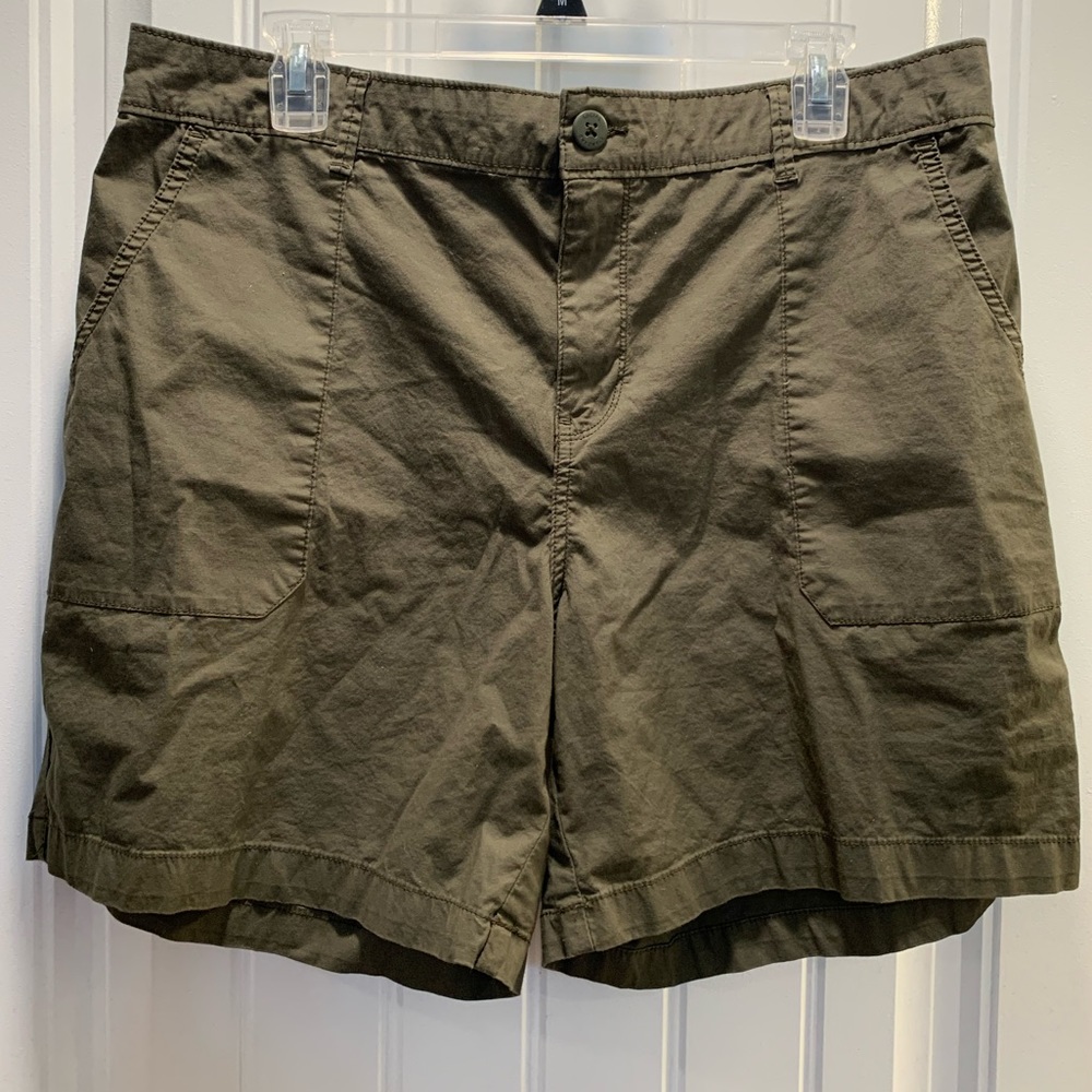 Social Standard by Sanctuary. Army green shorts. XXL. Great condition. Thin.